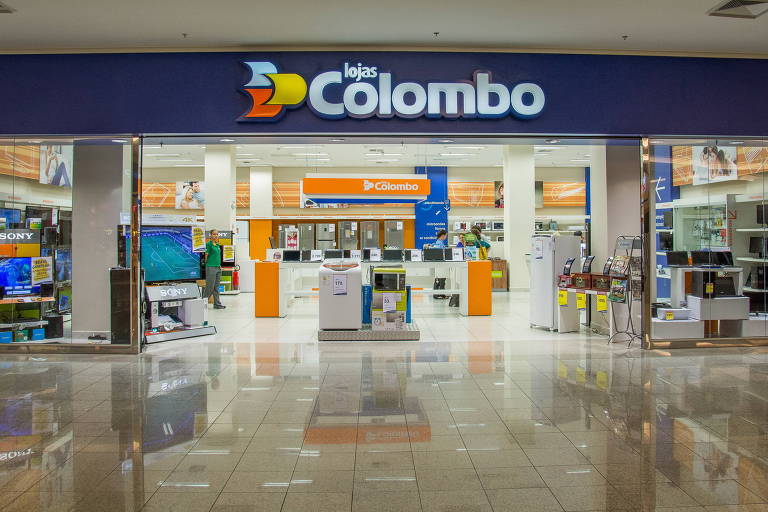 fachada de loja de móveis e eletrodomésticos em azul, com o emblema Lojas Colombo em branco