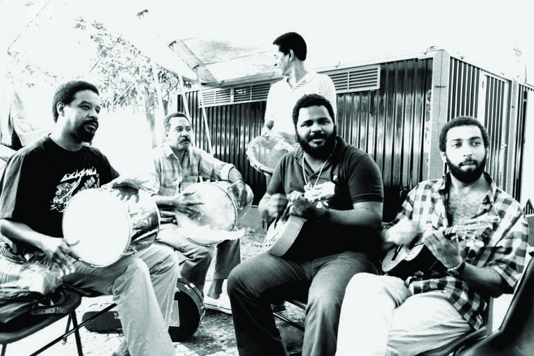 A flor e o samba/Samba da Antiga (Grupo Fundo de Quintal). #fundodequi