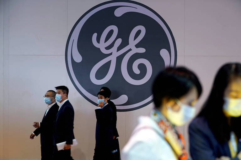 Logo da General Electric exposto durante feira internacional em Xangai, na China