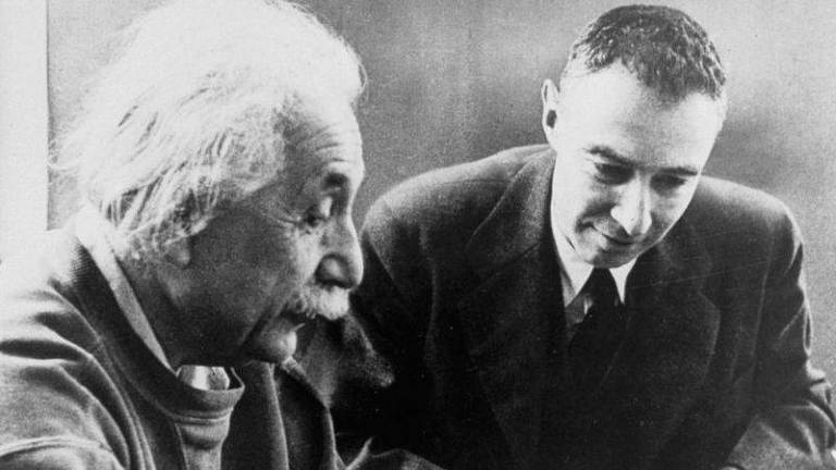 Albert Einstein e Robert Oppenheimer