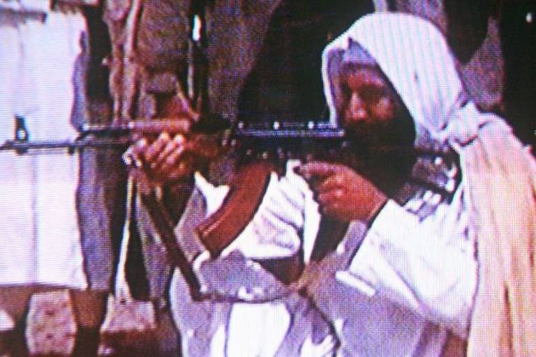 Esta foto de Osama Bin Laden portando o fuzil com seu carregador curvo característico deu a volta ao mundo