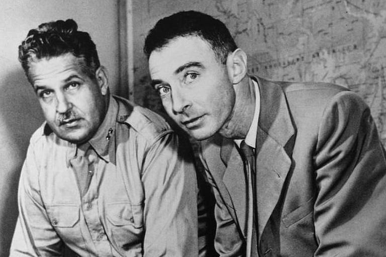 Oppenheimer ao lado de Leslie Groves, o alto comando encarregado do Projeto Manhattan para desenvolver a bomba atômica