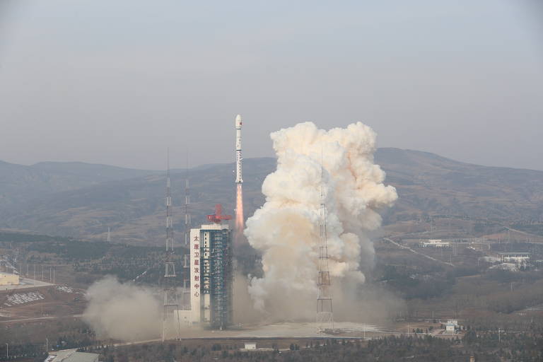 China lança foguete com satélite rumo ao espaço; veja fotos de hoje