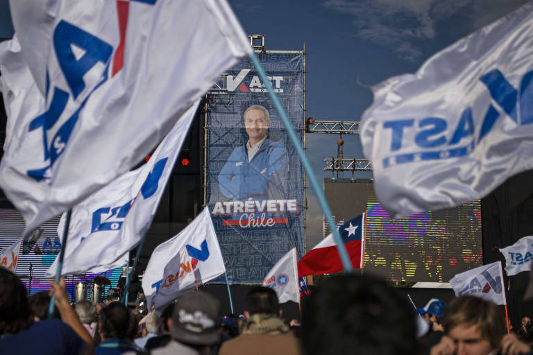 Apoiadores do candidato à Presidência do Chile José Antonio Kast durante comício em Santiago