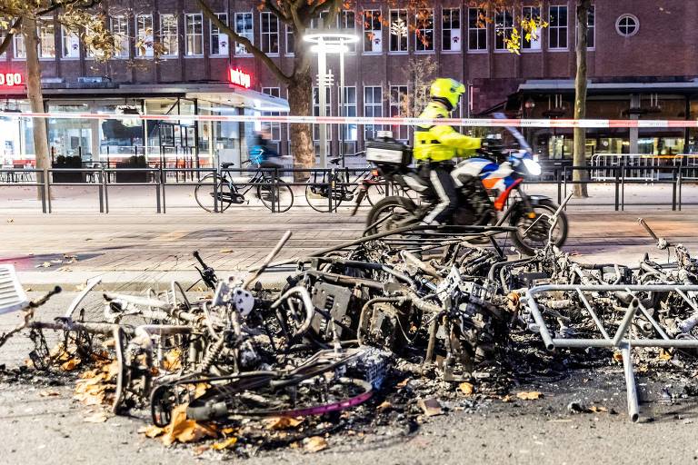 Bicicletas queimadas após um protesto contra medidas anti-Covid em Roterdã, na Holanda