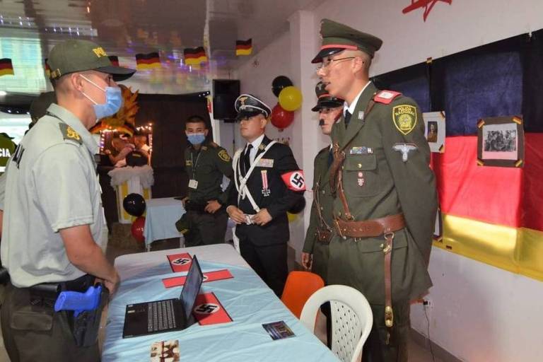 Cadetes da polícia colombiana se vestem com uniformes nazistas em evento cultural da corporação