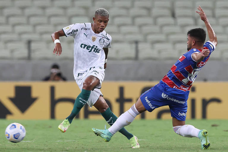 Ronald (à dir.) em ação pelo Fortaleza em partida contra o Palmeiras