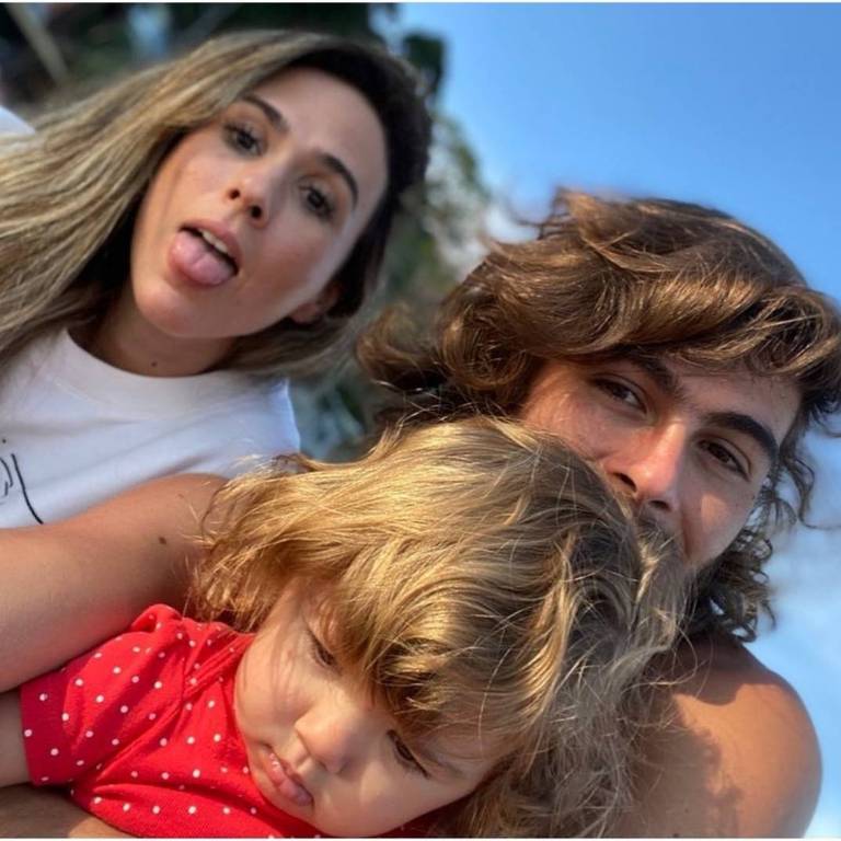 O casal de atores Tatá Werneck e Rafael Vitti com a filha, Clara Maria, 2