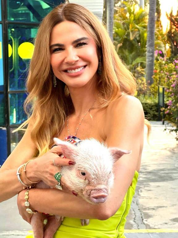 Luciana Gimenez e seu porquinho de estimação