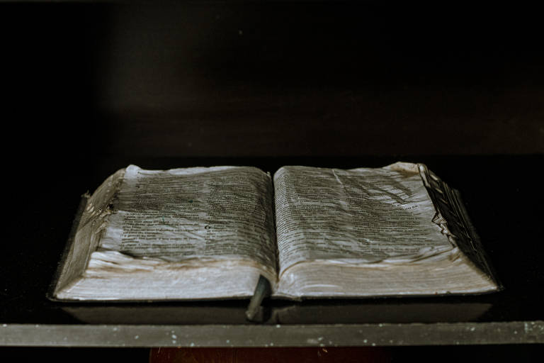 Imagem mostra uma bíblia aberta sobre uma mesa