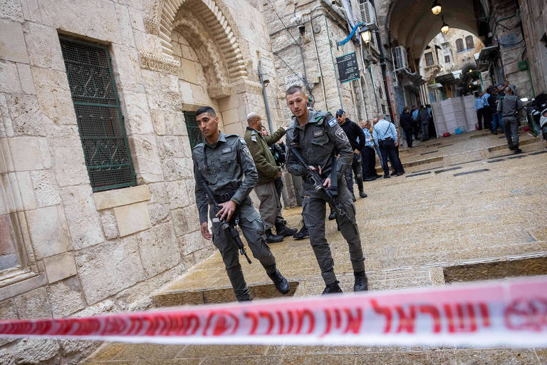 Policiais israelense em local onde houve um ataque com arma de fogo na Cidade Velha de Jerusalém