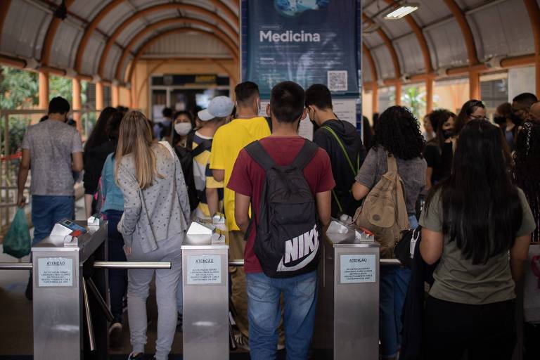 Candidatos chegam em universidade em São Paulo para o primeiro dia dia de provas do Enem 