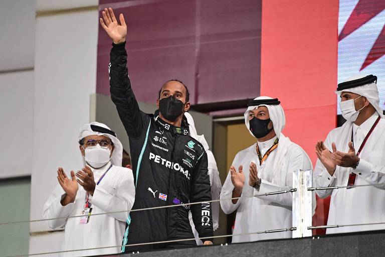 Hamilton vence GP do Qatar e esquenta briga com Verstappen pelo título da F1