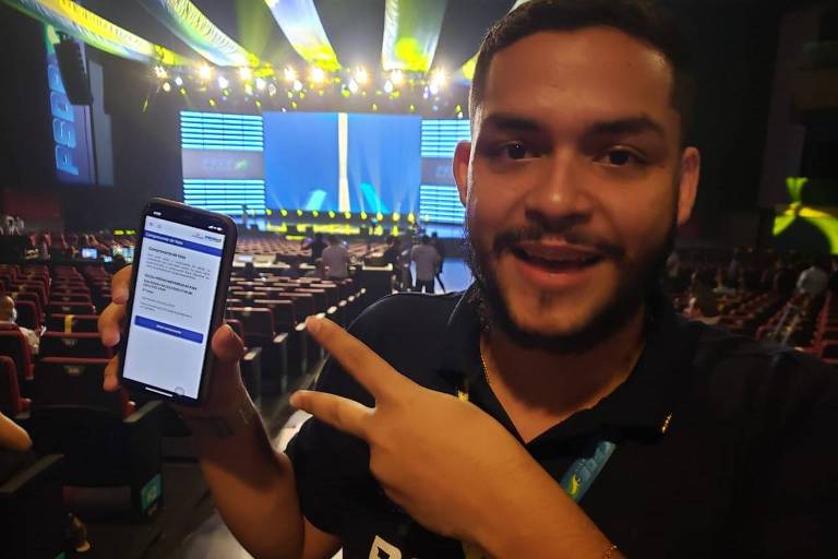 O militante João Vitor Santos exibe comprovante de votação após mais de 8 horas tentando votar pelo app