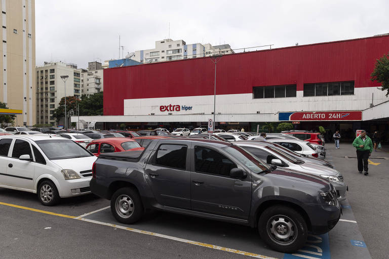 Estacionamento do Extra Hipermercado na Avenida Brigadeiro Luiz Antonio, em São Paulo