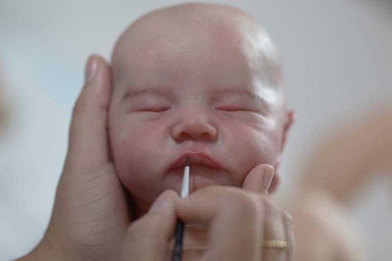 Entenda projeto de lei que pede multa para quem usa 'bebê reborn' para ter prioridade