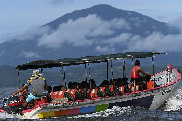 Embarcação próxima ao vulcão Conchagua, em El Salvador, que fornecerá energia para a 'Cidade Bitcoin'