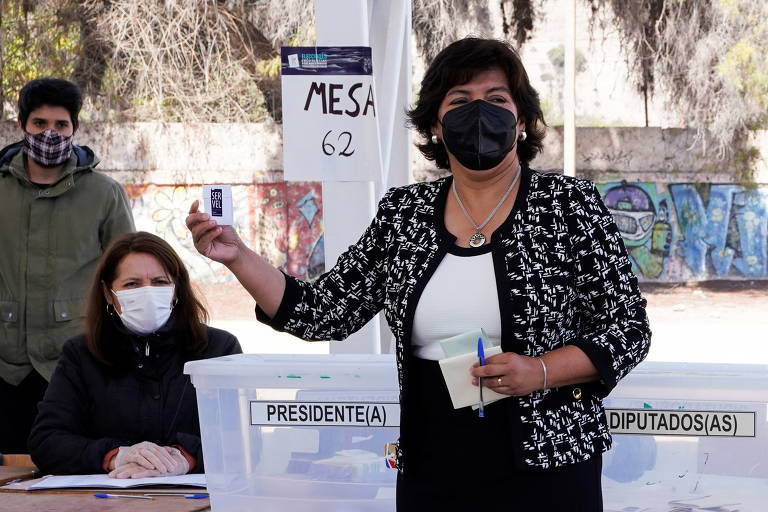 Candidata de centro-esquerda Yasna Provoste vota na eleição presidencial do Chile