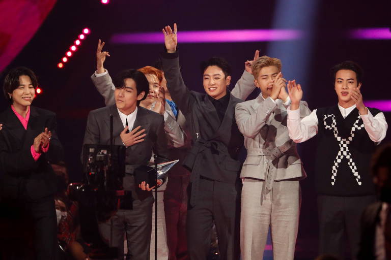 Integrantes do BTS recebem prêmio de Artista do Ano no American Music Awards