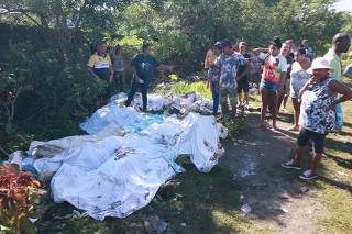 Moradores recolhem corpos depois de operação da PM Salgueiro
