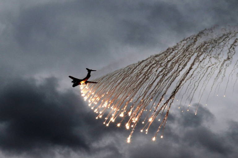 Avião de transporte dispara iscas contra mísseis em treino das Forças Armadas da Ucrânia na região de Jitomir