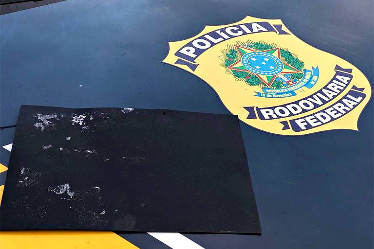 A Polícia Rodoviária Federal prendeu dois homens suspeitos de tráfico, na tarde deste domingo (21), na rodovia Presidente Dutra, em Santa Isabel (Grande SP). Segundo a PRF, a dupla transportava em um carro uma folha de papel preto dentro de um envelope com droga sintética