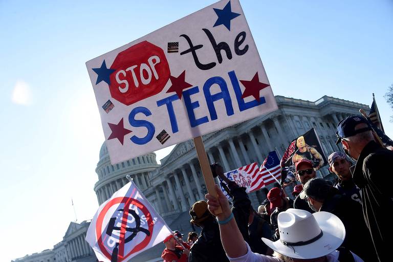 Apoiadores do então presidente dos EUA Donald Trump manifestam em frente ao Capitólio, em Washington, alegando fraudes nas eleições presidenciais 