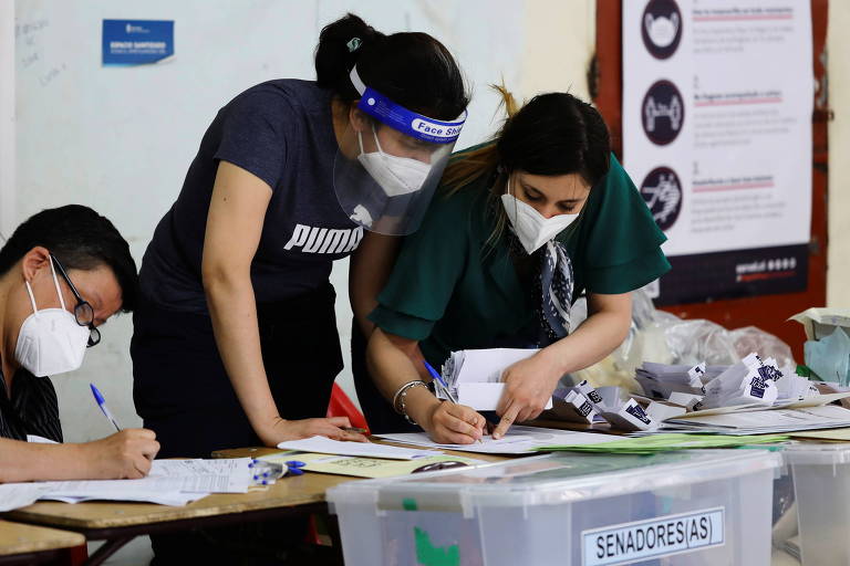 Funcionários eleitorais contabilizam votos após eleições no Chile
