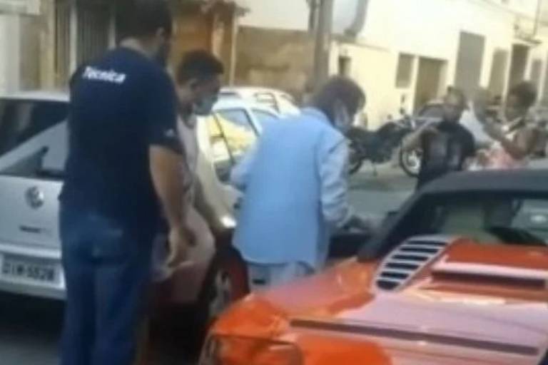Roberto Carlos é resgatado após pane seca no carro