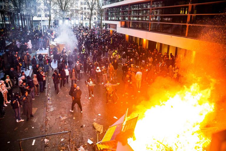 A polícia e os manifestantes entraram em confronto também nas ruas de Bruxelas no domingo, com policiais disparando canhões de água e gás lacrimogêneo contra os manifestantes, que atiraram pedras e bombas de fumaça. O grupo protestava contra o uso obrigatório de máscaras a partir de 10 anos de idade e a volta ao trabalho em casa quatro dias por semana, quando possível