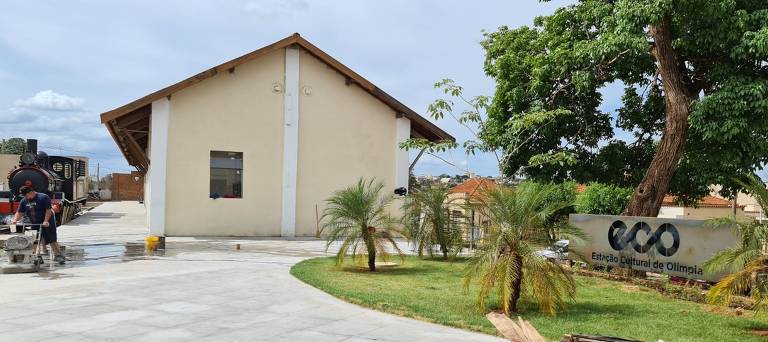 Foram reformados dois blocos da antiga estação de Olímpia, além de calçamento externo