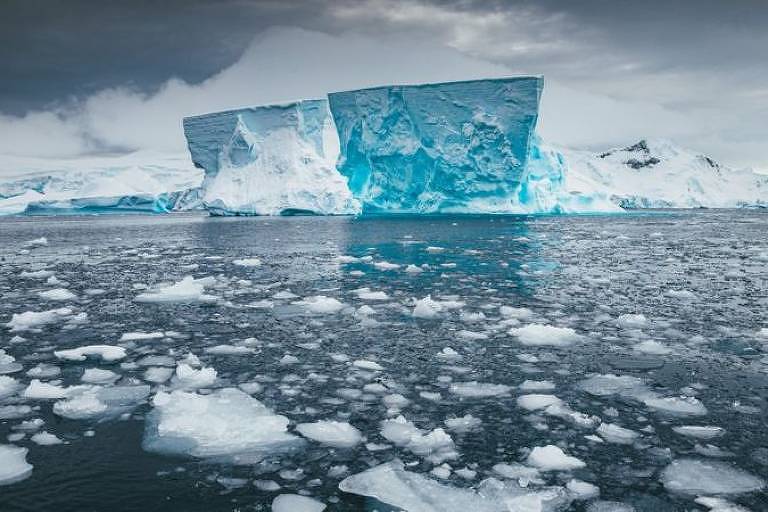 Imagem panorâmica de uma geleira