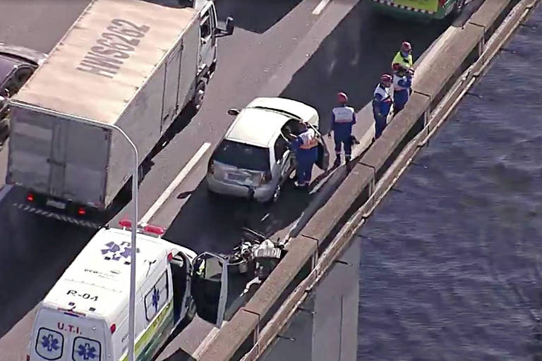 Equipe trabalha no resgate do corpo de vítima de acidente na ponte Rio-Niterói


