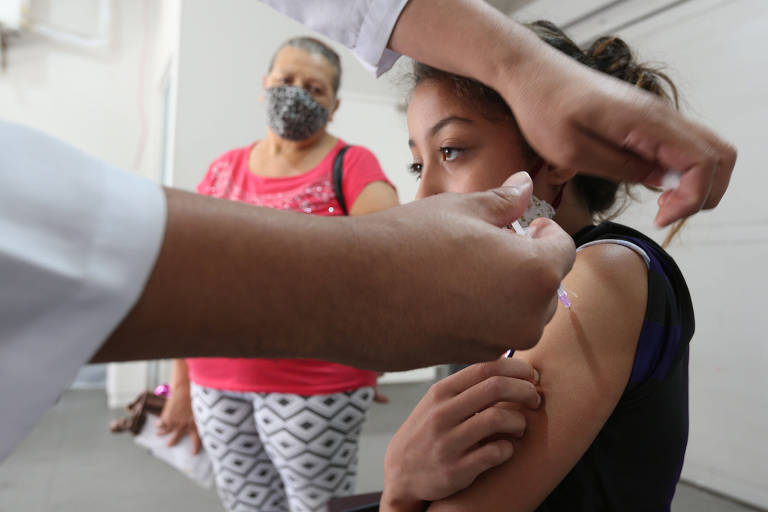 Ana Beatriz Hilario recebe o imunizante na UBS Humaita, na região central