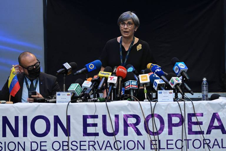 Chefe da missão de observação da União Europeia na Venezuela, a portuguesa Isabel Santos, fala à imprensa em Caracas 
