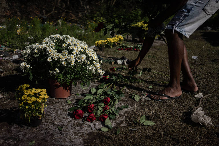 Morador deixam flores no local onde os corpos foram encontrados 