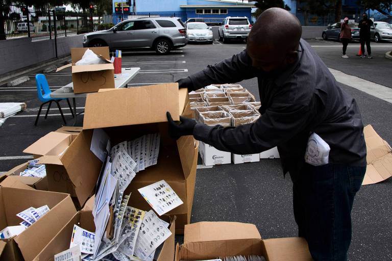 Agente da DEA descarrega caixas de prescrições de opioides em estabelecimento de Los Angeles