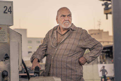 Mauro ( Lima Duarte ) enche o galão de gasolina na 2ª temporada de Aruanas, no GloboPlay