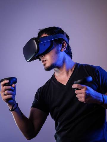 Homem com óculos de realidade virtual - Web Stories 