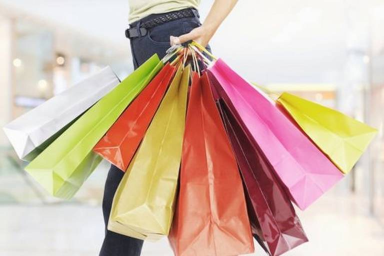 Para professor de psicologia da Universidade de Navarra, compulsão por compras pode ser um problema social, não individual