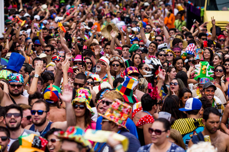 Cidades cancelam Carnaval com medo de onda de Covid levada por foliões
