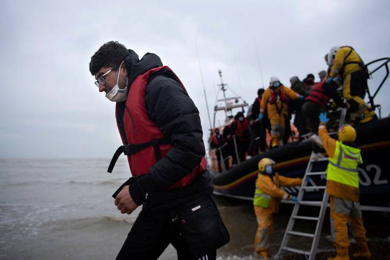 Mais de 30 mil imigrantes tentaram cruzar Canal da Mancha neste ano