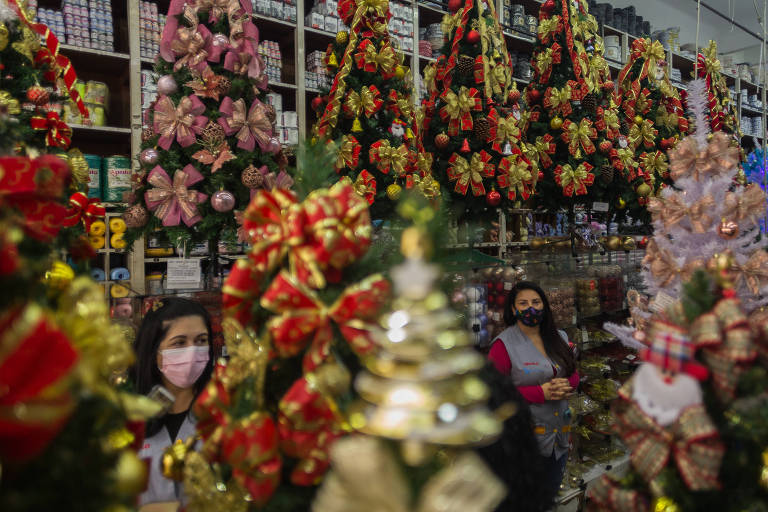 Loja vende árvores de Natal com diferentes decorações