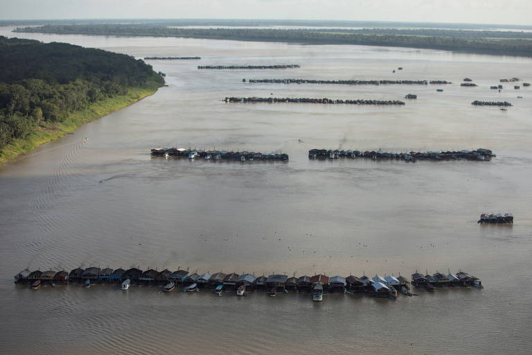 Dragas usadas para mineração reviram o leito do rio em busca de metais preciosos