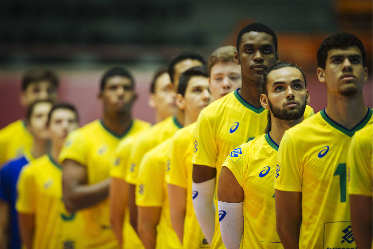 Jogadores da seleção brasileira sub-19 perfilados, destaque para Maicon França, o mais alto da equipe com 2,17 m