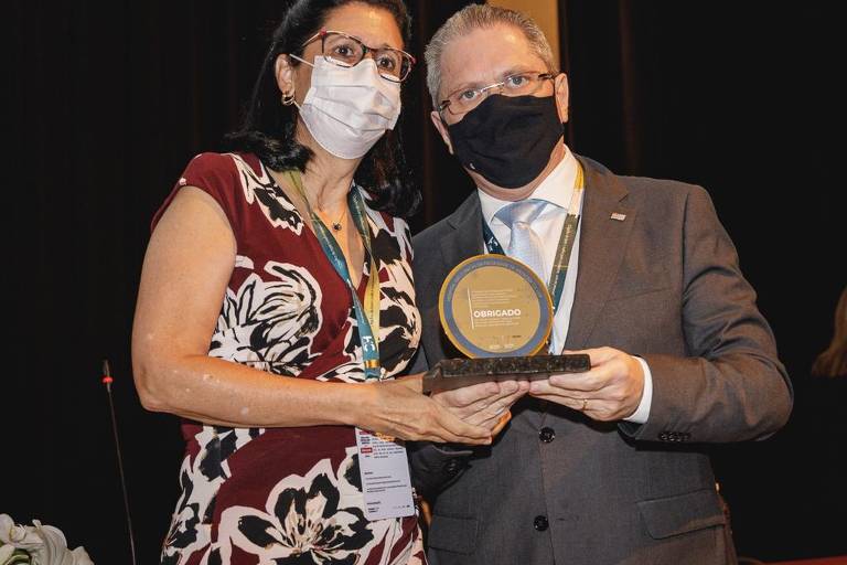  O secretário da Saúde do estado de São Paulo, Jean Gorinchteyn, recebe troféu de homenagem da diretora clínica do HCFMUSP, Eloísa Bonfá