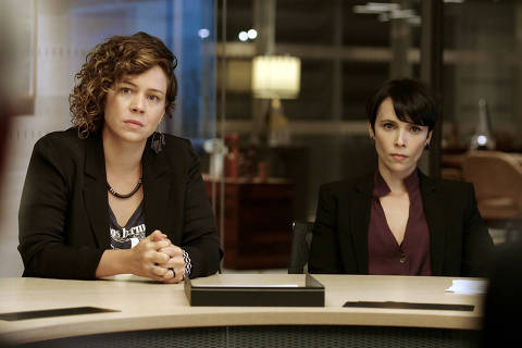 Reunião Luiza (Leandra Leal), Natalie (Debora Falabella e Vito Neri (Cacá Amaral) no escritório do executivo, elas interrompem a reunião em cenas da segunda temporada de Aruanas