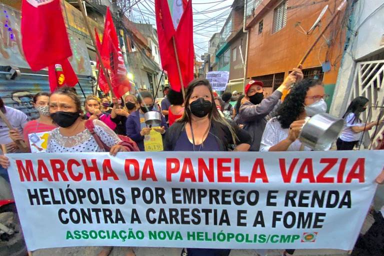 Moradores da favela Heliópolis, em SP, fazem marcha contra fome e desemprego 