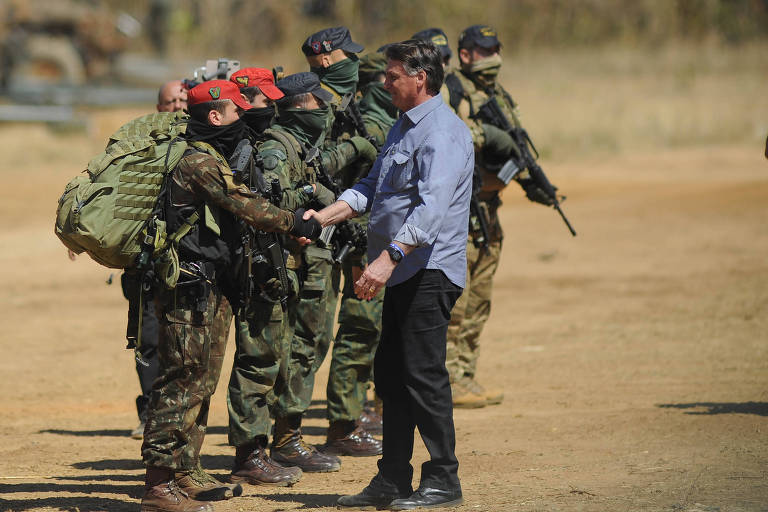 O presidente Jair Bolsonaro cumprimenta militares durante treinamento das Forças Armadas na cidade de Formosa, Goiás