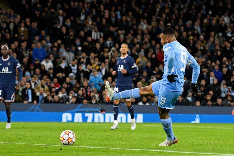 Gabriel Jesus chuta para marcar o gol da virada do City sobre o PSG, no duelo da Liga dos Campeões da Europa